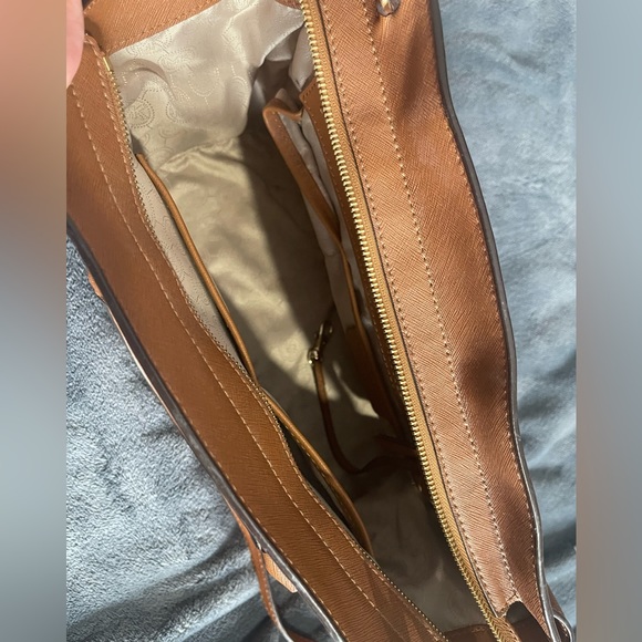 Michael Kors Luggage Bag/Purse Crossbody - Picture 3 of 3